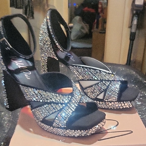 Brand New Wild Pair Black Rhinestone Women's Heels - Picture 3 of 7